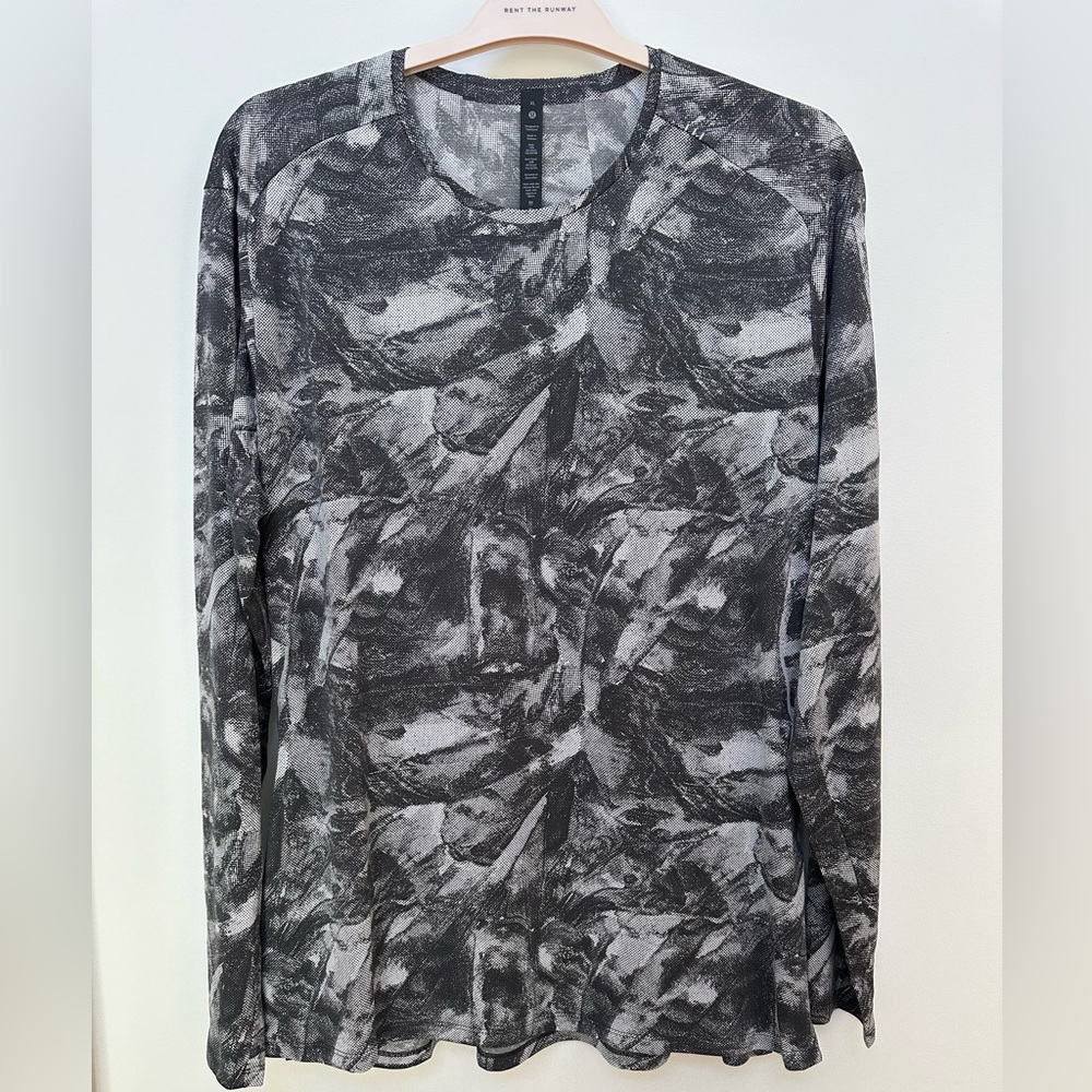 Brand New 🔥 Lululemon Black and Gray Long Sleeve Tee. Never Worn.⭐️⭐️⭐️